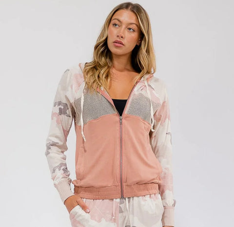 WOMEN'S LONG SLEEVE ZIPPER CLOSURE FRONT POCKETS HOODED CAMO JACKET