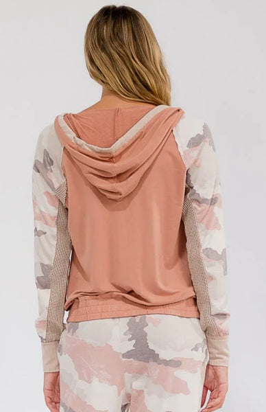 WOMEN'S LONG SLEEVE ZIPPER CLOSURE FRONT POCKETS HOODED CAMO JACKET